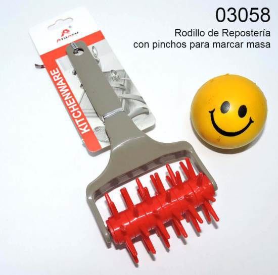 Imagen de RODILLO DE REPOSTERIA CON PINCHOS PARA MASA 20X9CM 3.24